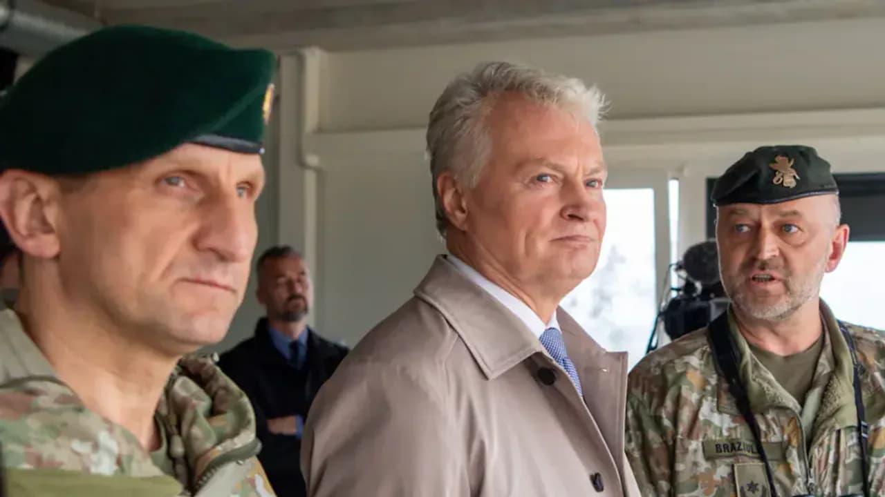 Lietuvos vyriausiasis ginkluotųjų pajėgų vadas Gitanas Nausėda (su ploščiumi)