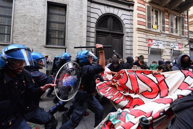 Italijos miestuose - dešimtys tūkstančių studentų “prieš vagių politiką”