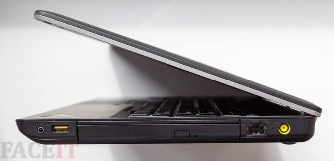 Dešinėje pusėje rasime maitinimo lizdą, RJ-45 ( Gigabit Ethernet ) jungtį, optinių diskų įrenginį, USB 2.0 (palaiko įkrovimo režimą net ir tuomet, kai nešiojamasis kompiuteris išjungtas) bei 3,5 mm garso išvestį.