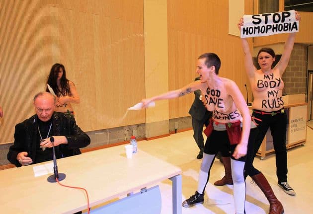 Feminisčių išpuolis prieš arkivyskupą André Joseph Leonard vienos paskaitos metu