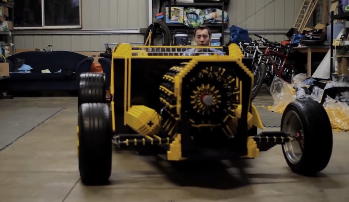 Rumunų išradėjas surinko tikrą automobilį iš LEGO kaladėlių