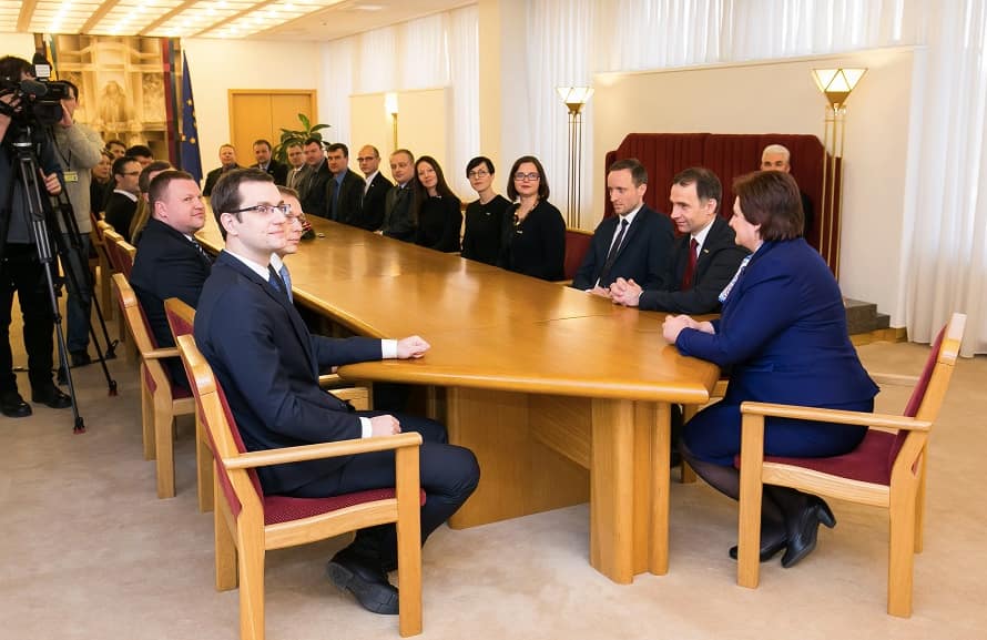 Nebaigto terminalo statytojai ir Seimo pirmininkė susitikimo metu pasidžiaugė sėkmingai užbaigtu projektu. Nuotr. Seimo kanceliarijos