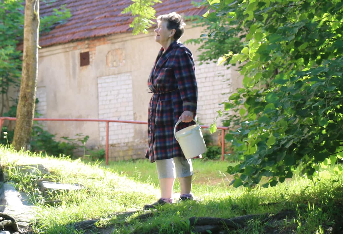 Daugelis Lietuvos žmonių, ne tik ši moteriškė esanti nuotraukoje, kitąmet jausis daug laimingesni: dėka atkaklių Vyriausybės pastangų jų gyvenimas taps labiau pasiturintis ir orus. Nuotr. E.eu