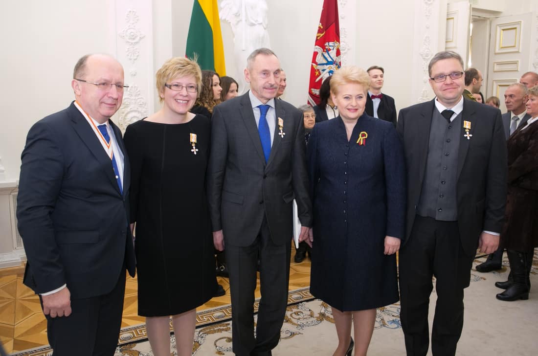 Dalis iš būrio apdovanotųjų „Už nuopelnus Lietuvai“, po sėkmingo, nors ir ne iki galo užbaigto SGD projekto įgyvendinimą. Nuotr. tv3.lt