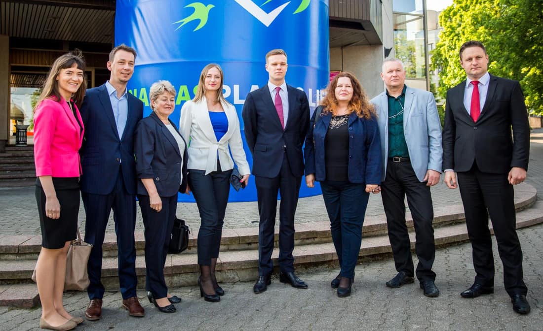 Atsinaujinę konservatoriai Kongresų rūmų prieigose įsiamžino ateities kartoms. Nuotr. facebook.com