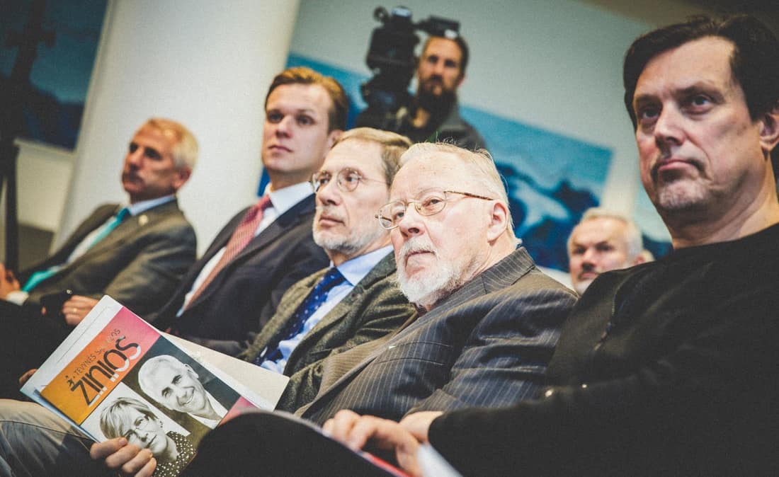 Konservatorių profesorius Vytautas Landsbergis (antras iš dešinės) su bendrapartiečiais. Nuotr. facebook.com