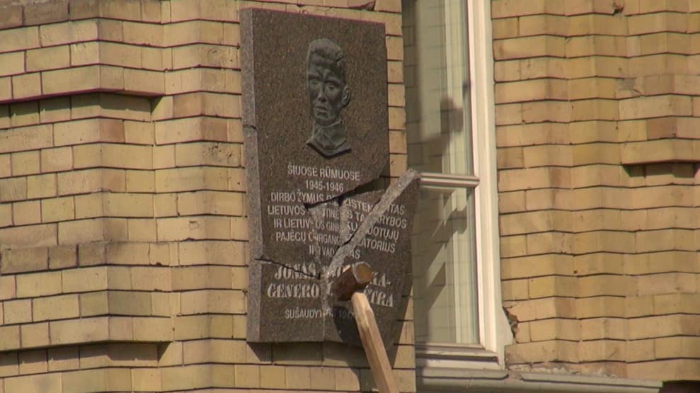 Balandžio 8 d. ryte Vilniaus centre buvo išmontuota atminimo lenta Generolui Vėtrai (Jonui Noreikai).