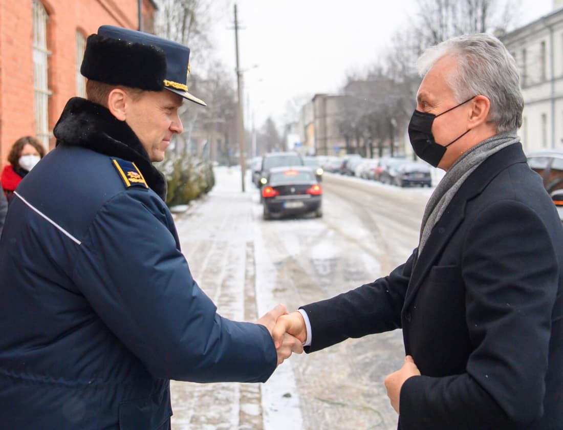 Valstybės lyderis sveikinasi su Panevėlio pataisos namų lyderiu. Nuotr. prezidentas.lt