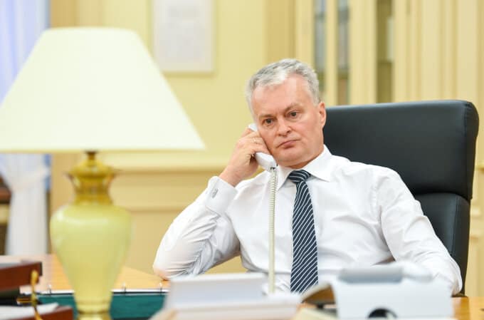 Šalies vadovas G. Nausėda bendravo drąsiai be pirštinių ir veido kaukės. Nuotr. prezidentas.lt