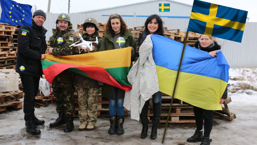 Ukrainos kare prieš Rusijos agresiją labai trūksta ne tik Lietuvos, bet ir Švedijos bei ES atributikos. Kairėje stovi J. Ohmanas. (ekspertai.eu vėliavų koliažas)