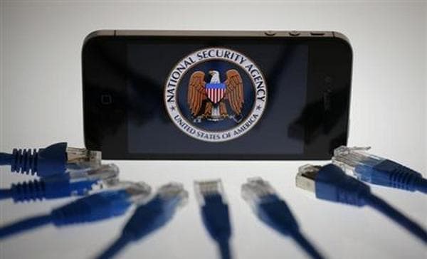 „Apple“ neigia, kad bendradarbiauja su NSA