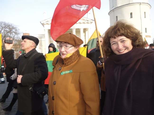 2012 m. kovo 11-osios eitynės Vilniuje. Viduryje - straipsnio autorė Irena Vasinauskaitė, Šiaulių miesto Sąjūdžio pirmeivių klubo pirmininkė.