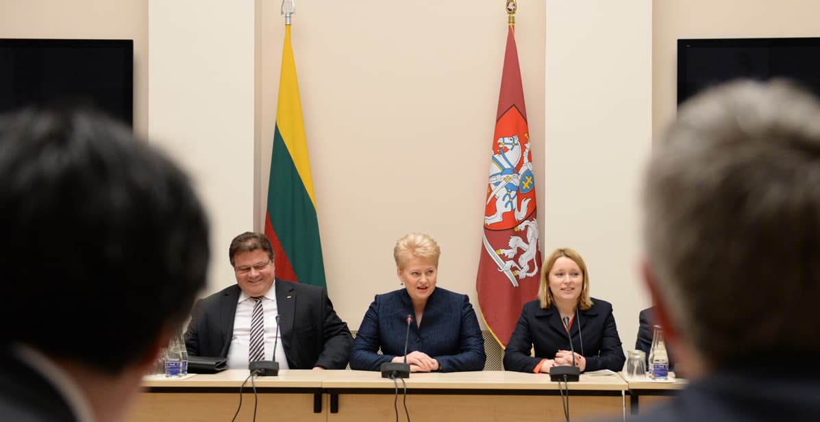 Prezidentė D. Grybauskaitė (viduryje) garsių tarptautinių ekspertų diskusijoje apie globalius saugumo iššūkius. Nuotr. prezidentas.lt