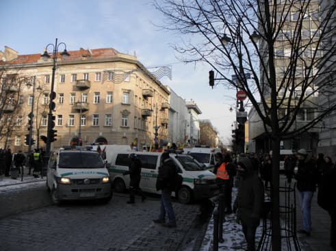 Pernykštėms, kurias valdžia uždraudė, Kovo 11-osios eitynėms trukdyti policija metė itin dideles pareigūnų pajėgas. Nuotr. E.eu