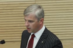 Lietuvos teisininkų draugijos deleguotas VRK narys Jonas Udris teigė, kad savo iniciatyvą stabdyti referendumo rengimą aptarė ir su politikais, tačiau nesutiko jų įvardinti