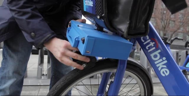 Mobilus elektromotoras pavers išsinuomotą dviratį elektromopedu