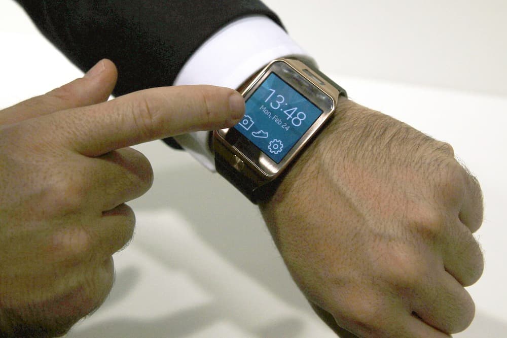 Barselonoje pristatytas naujasis laikrodis „Samsung Gear 2“. EPA-Eltos nuotr.