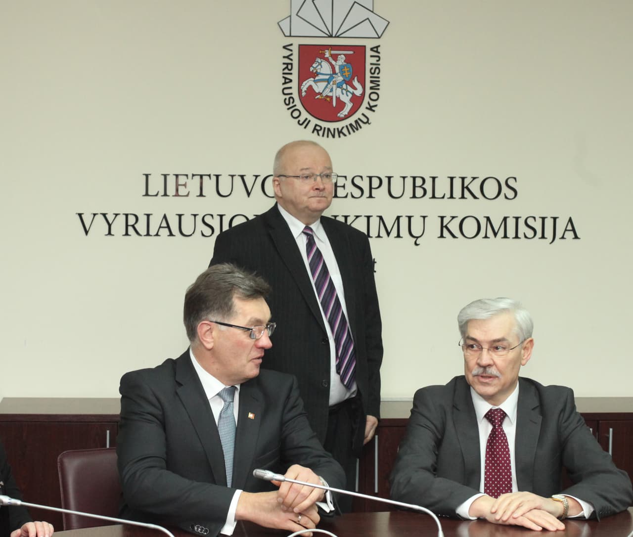 Pretendentas į prezidentus socialdemokratas ir A. Butkevičiaus bendrapartietis europarlamentaras Zigmantas Balčytis atnešė pareiškinius dokumentus į VRK. Martyno Ambrazo (ELTA) nuotr.