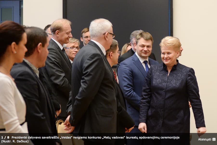 Nuotraukos centre nugara į objektyvą pasisukęs vyras su akiniais, į kurį šypsodama žvelgia D. Grybauskaitė – žurnalo „Veidas” leidėjas A. Šindeikis. Nuotr. prezidentūros (R. Dačkaus), iš vasario 25 d. „Veido" surengtos konkurso „Metų vadovas" laureatų apdovanojimų ceremonijos