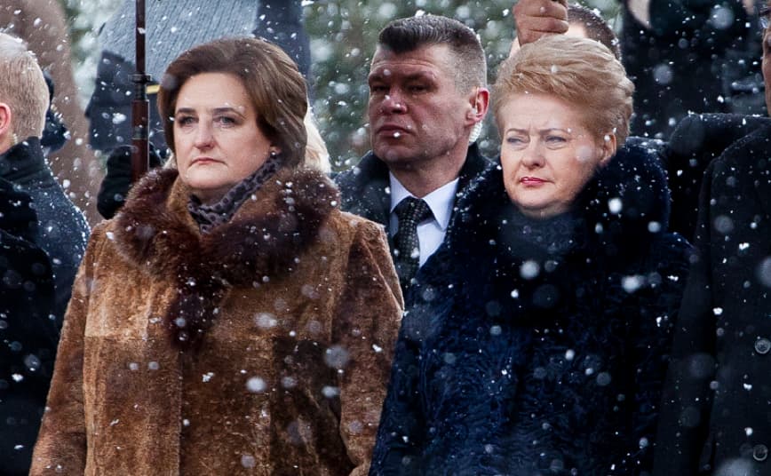 Tarp dviejų pirmų šalies moterų visada amžina žiema. Nuotr. Alfa.lt