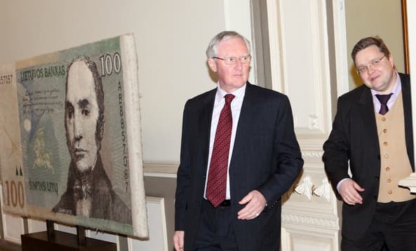 N. Cooperis ir Lietuvos banko vadovas Vitas Vasiliauskas. Eltos nuotr.