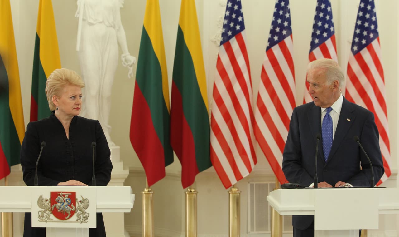 JAV viceprezidentas Džo Baidenas Vilniuje susitiko su Lietuvos Prezidente Dalia Grybauskaite ir Latvijos valstybės vadovu Andriu Berziniu. Nuotr. Martyno Ambrazo (ELTA)