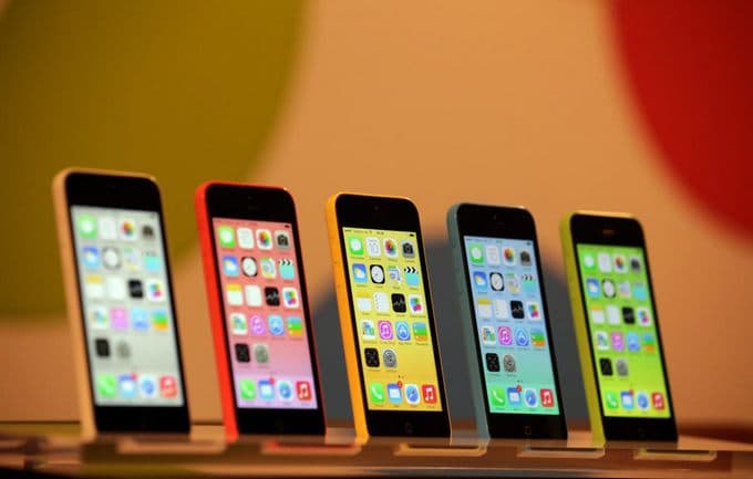 „Apple“ pristatė 8 GB „iPhone 5C“, į prekybą sugrąžino „iPad 4“
