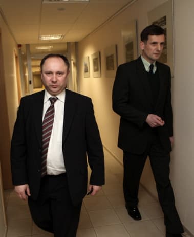 Faktiniu VSD vadovu nuo neteisėto susidorojimo su V. Gailiumi ir V. Giržadu laikų vadinamas Romualdas Vaišnoras (kairėje) su nominaliuoju VSD vadovu Gediminu Grina
