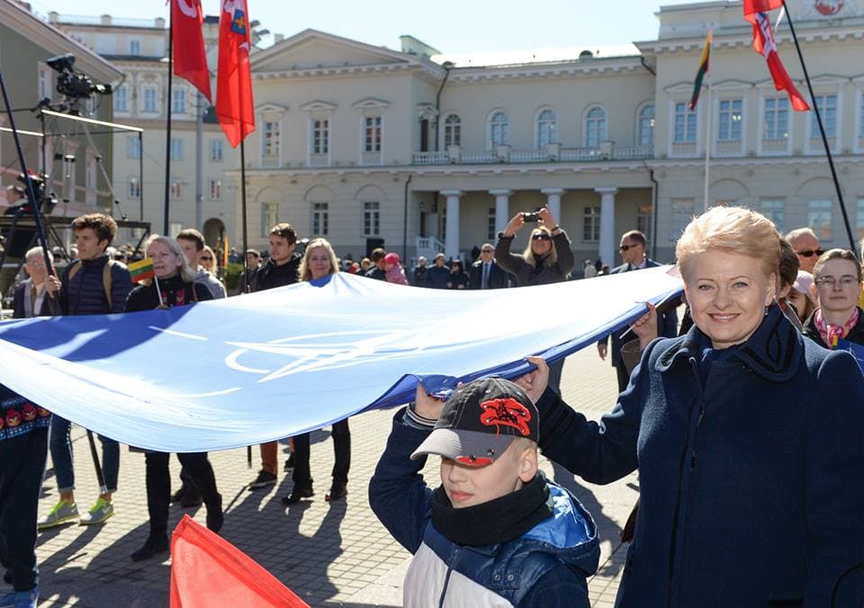 Prezidentė visus kviečia atiduoti duoklę Žemei ir vieną valandą leisti jai atsikvėpti!