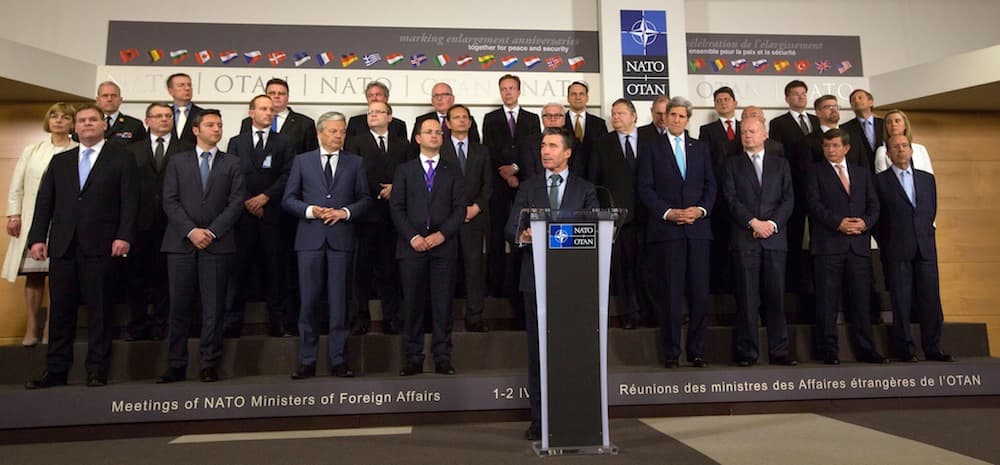 NATO generalinis sekretorius Andersas Foghas Rasmussenas ir šalių užsienio reikalų ministrai Briuselyje, įskaitant Lietuvos atstovą Liną Linkevičių (trečias iš kairės paskutinėje eilėje)