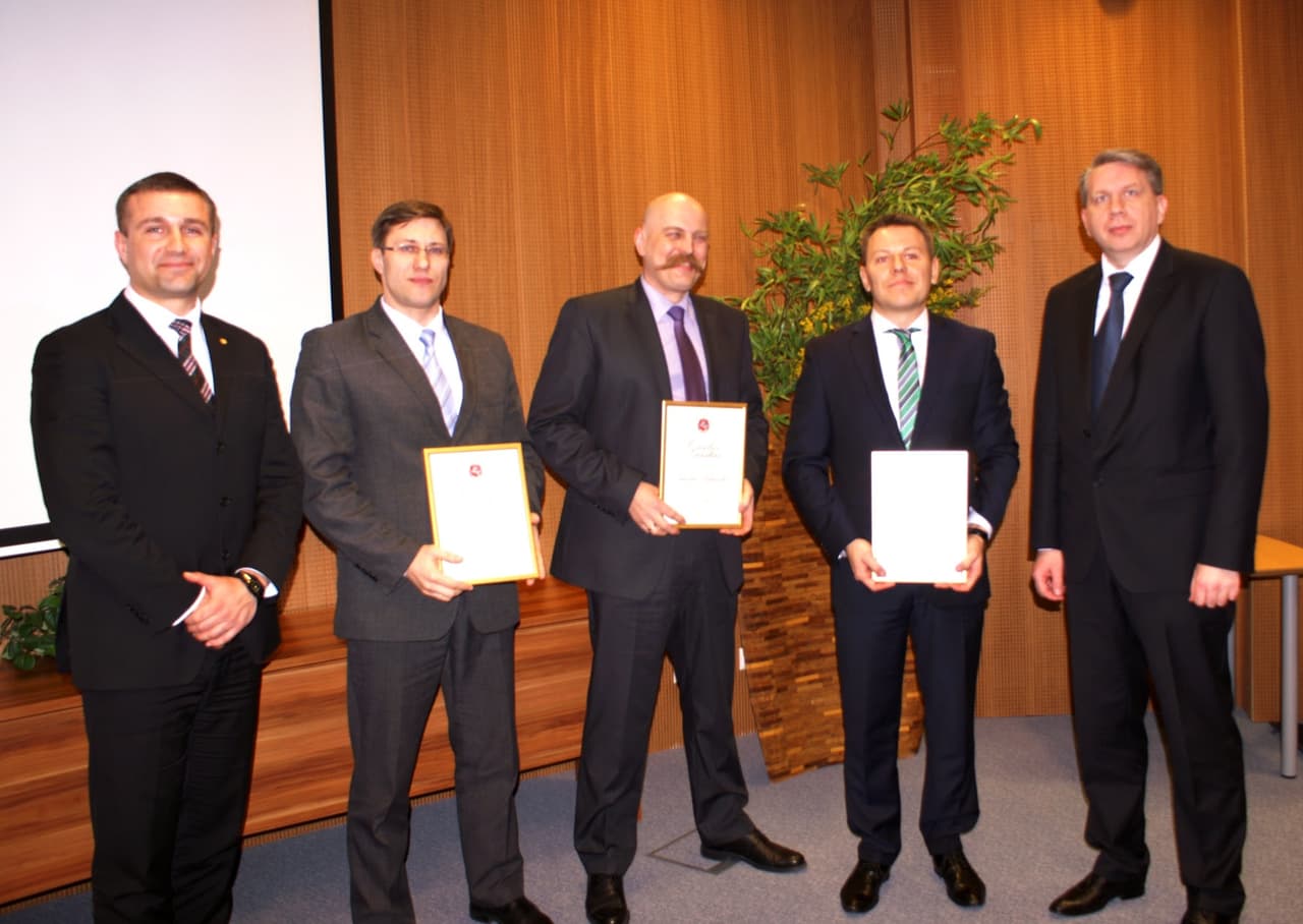 Išskirtinai vyrišką „Metų prokurorų“ laimėtojų kompaniją (viduryje iš kairės): A. Stanislovaitį, Z. Tuliševski ir V. Kukaitį tradiciškai pasveikino generalinis prokuroras Darius Valys (pirmas iš dešinės) ir konkurso iniciatorius prokuroras Saulius Galminas (pirmas iš kairės), įteikdami jiems garbės raštus ir vardines dovanas