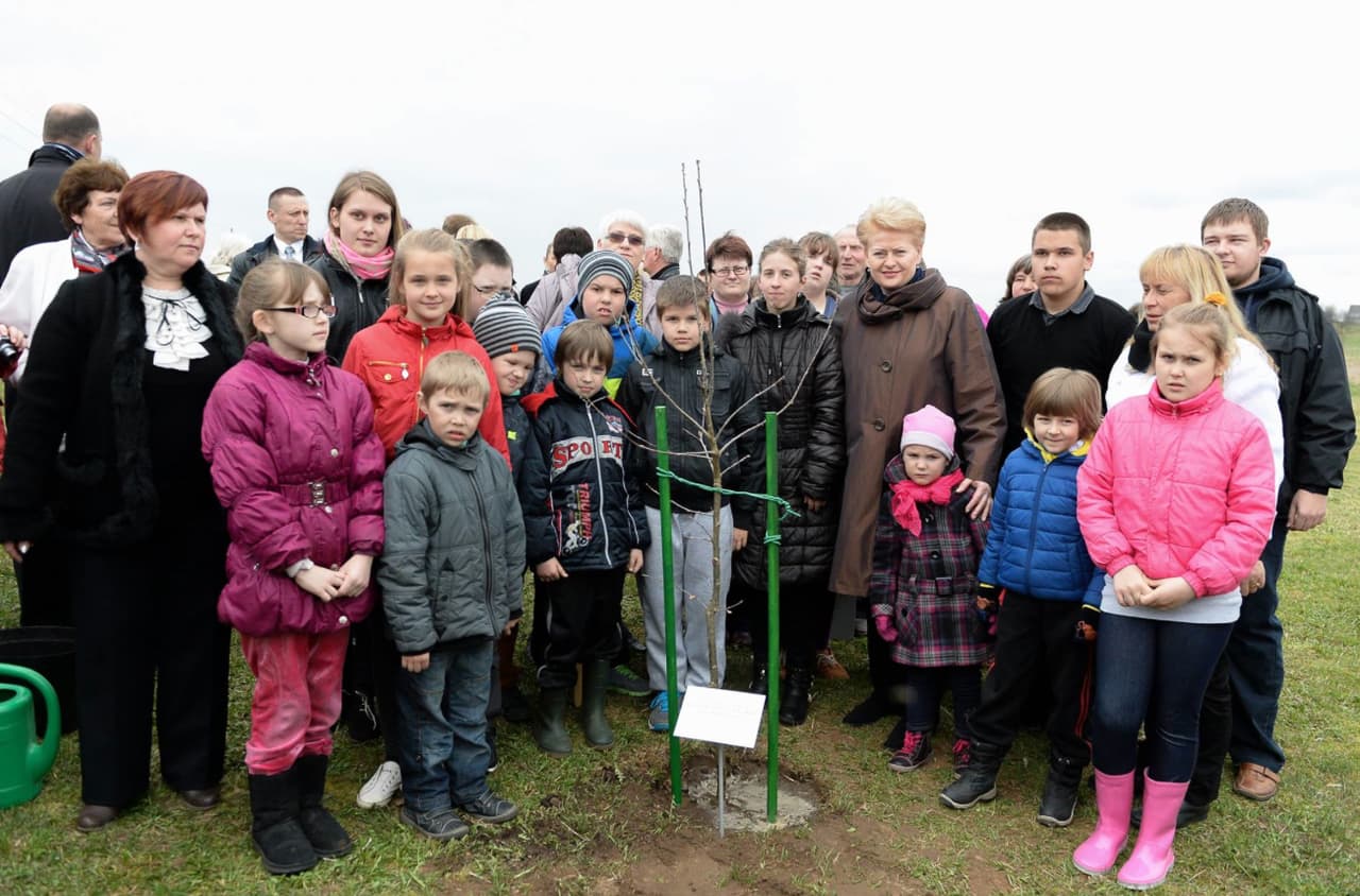 NKVD gaisrininko (vėliau tremtinio) duktė, jedinstvenininko Mykolo Burokevičiaus komunistų partijos bendražygė – politinės korupcijos garantas Lietuvoje – niekada nepraleidžia progos paveiksluotis su vaikais ir šias nuotraukas iš karto viešinti. Nuotr. facebook.com