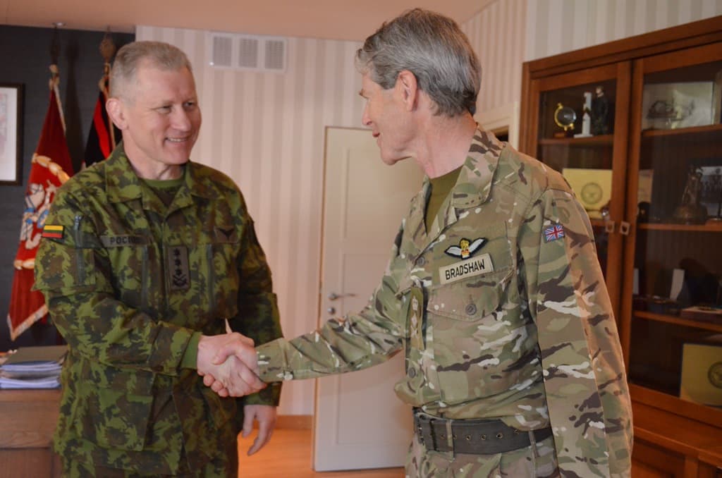 NATO Sąjungininkų pajėgų Europoje vyriausiojo vado pavaduotojas generolas Adrianas Bradshaw ir Lietuvos kariuomenės vadas generolas leitenantas Arvydas Pocius