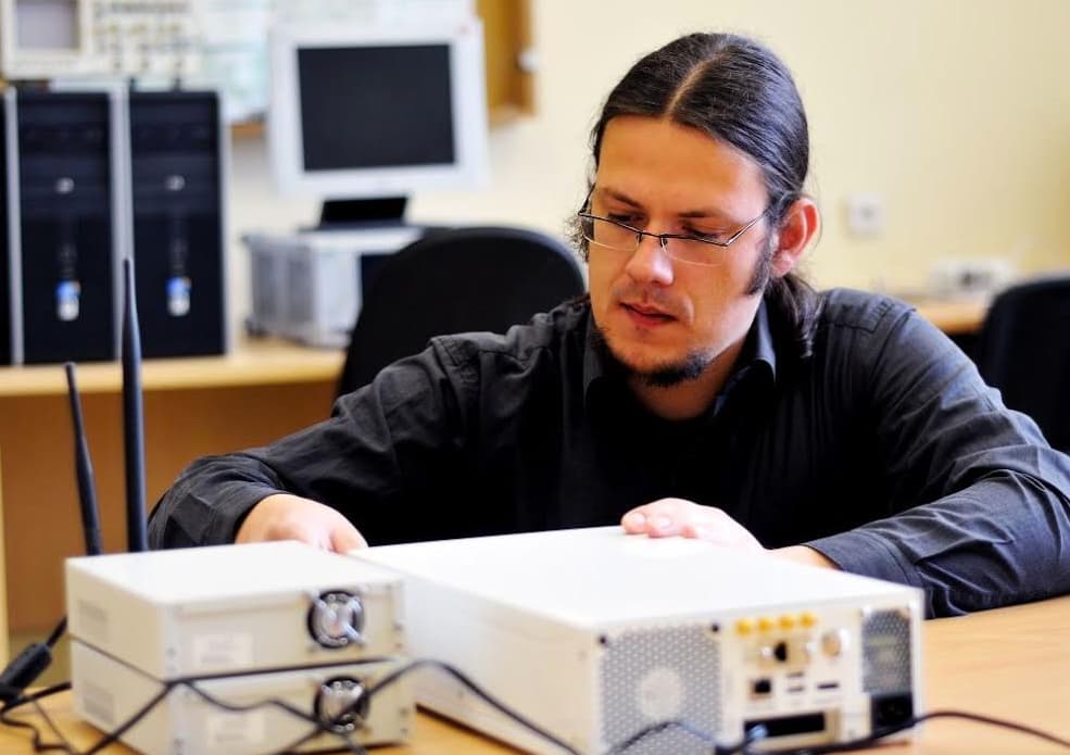 Laboratorijos vedėjas Karolis Mikėnas derina išmaniojo radijo ryšio įrenginių prototipus. Nuotr. VGTU archyvo