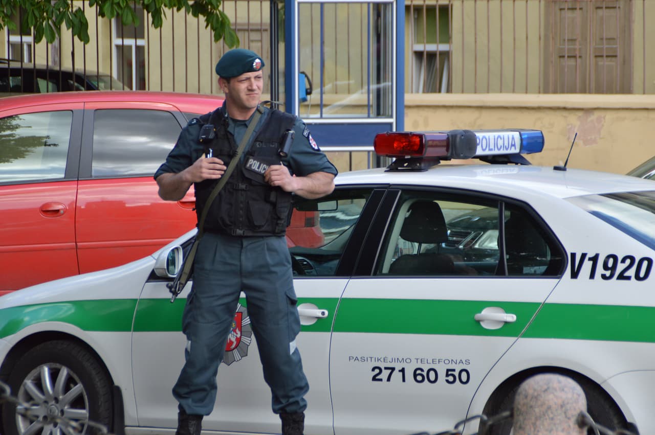 Piketą prie Prezidentūros saugojo automatais ginkluoti pareigūnai