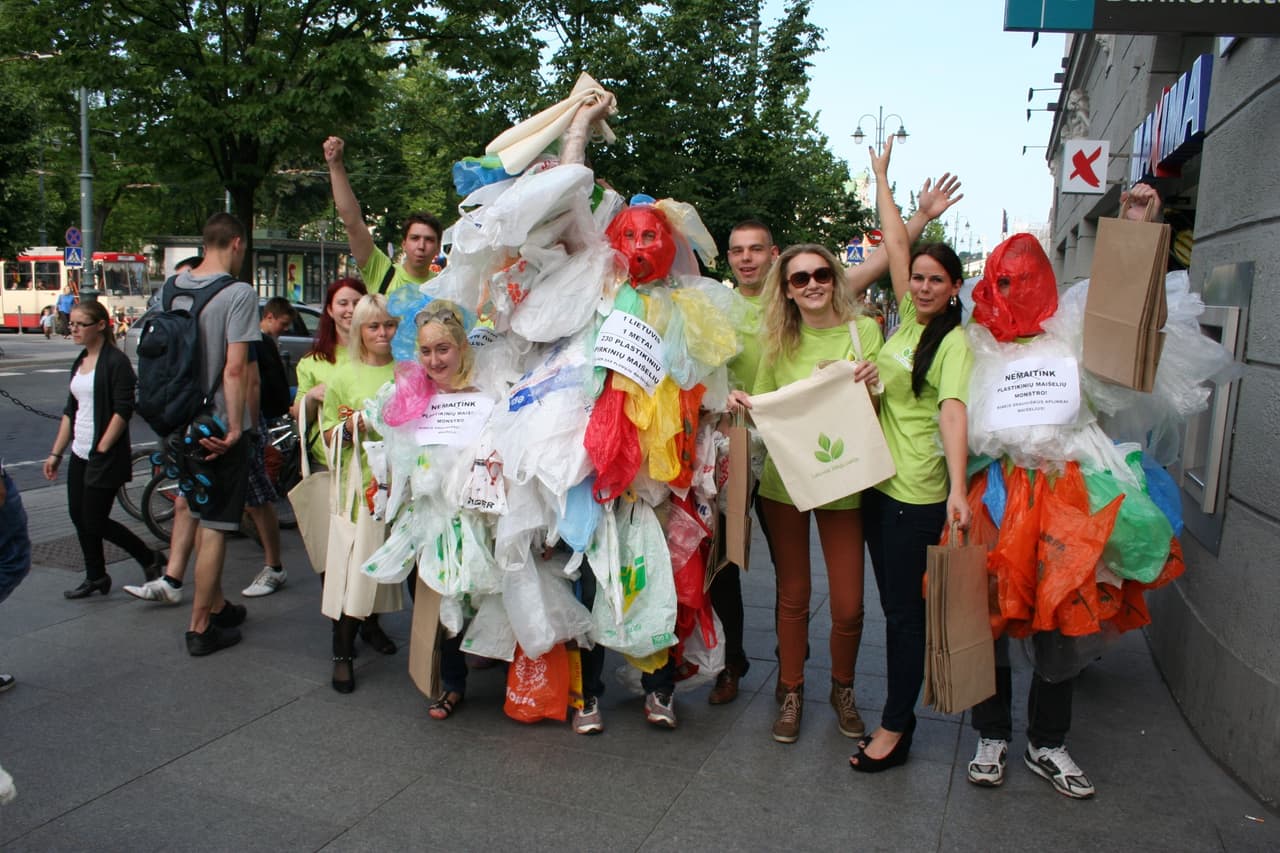 Pasaulinę aplinkos apsaugos dieną „maišelių monstrai“ kvietė išmainyti plastikinius maišelius į daugkartinius