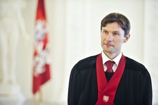 Buvo skelbta, kad pasitarimą apie situaciją banke „Snoras“ organizavęs tuometinis generalinio prokuroro pavaduotojas Darius Raulušaitis turi giminių laikraštyje „Lietuvos rytas“. Paaiškėjo, kad minėto leidinio redaktoriaus pavaduotojas Algimantas Budrys yra generalinio prokuroro pavaduotojo žmonos dėdė, be to, jo uošvis taip pat turėjo darbo santykių su minėtu dienraščiu. Parlamentarai tąkart įtarė, kad informaciją nutekinti galėjo būtent D. Raulušaitis. Savo pavaldinį tąkart užsistojo generalinis prokuroras Darius Valys.