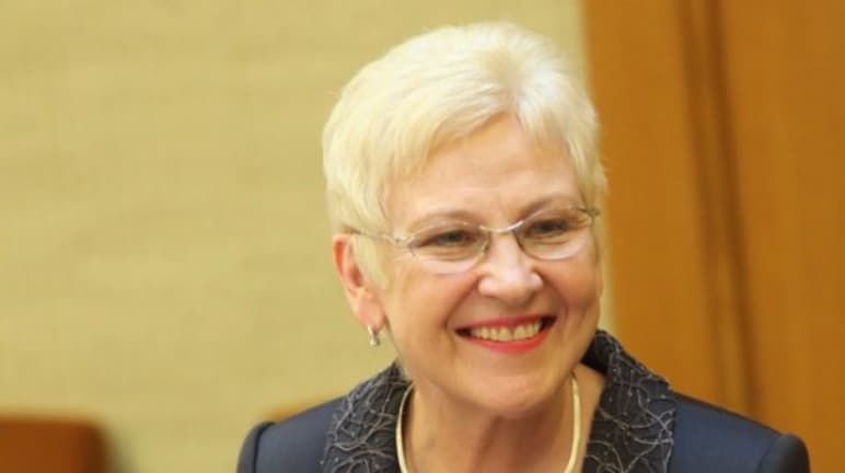 Konservatorė I. Degutienė labiausiai pagarsėjo tada, kai prieš dvejus metus nepabijojo pasakyti, kad Seimas yra bejėgis ir virtęs apgailėtina dekoracija, kuri tik pridengia faktą, kad šalyje, vadinamoje parlamentine respublika, viskas valdoma komandomis iš „Baltųjų rūmų“ - prezidentūros. Joms – o ne įstatymams - paklūsta Generalinė prokuratūra (GP), Valstybės saugumo departamentas (VSD), teismai, drąsiai tąkart paaiškino konservatorė. Pasak I. Degutienės, VSD naudojamas kaip įrankis, įtvirtinant šią antikonstitucinę galią, ir veikia prieš savo valstybės piliečius. (ekspertai.eu)