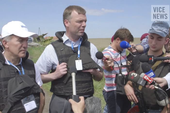 Ieškant skrydžio MH17 nuolaužų (VICE News reportažas)
