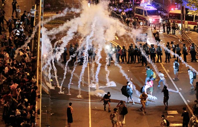 Hong Kong'e stiprėja protestai