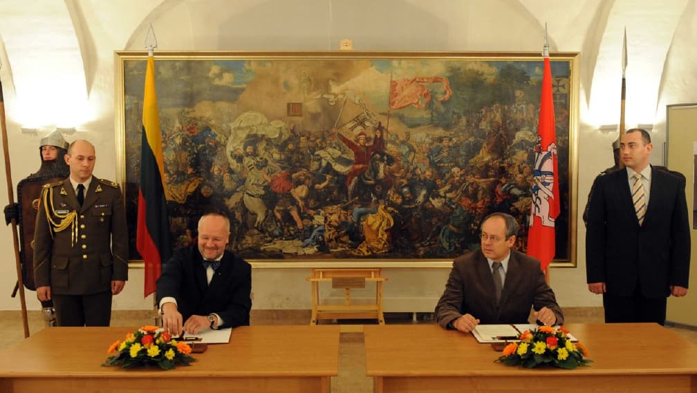 2008 m. spalio 8 d. Krašto apsaugos ministerijoje buvo pasirašytas istorinis susitarimas dėl bendradarbiavimo kuriant istorinį vaidybinį filmą „Žalgiris – Geležies diena”. Susitarimą pasirašė Krašto apsaugos ministras Juozas Olekas ir filmą kuriančios įmonės „Studija 2” direktorius, legalus vagišius besidarbuojantis kultūros sferoje – Arūnas Stoškus. Nuotr. kam.lt