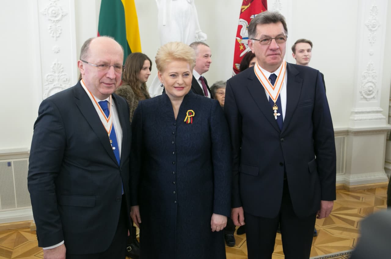 Bendražygiai ir bendraminčiai, amžini Lietuvos gelbėtojai po garbingų apdovanojimų ceremonijos – A. Kubilius (kairėje), D. Grybauskaitė (per vidurį), A. Butkevičius. Nuotr. prezidentas.lt