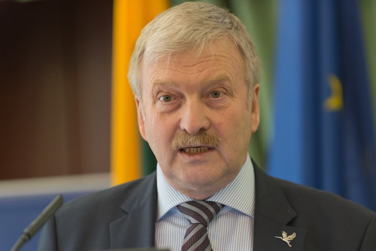„Nuo 2012 metų ES Alkoholio strategija nebuvo atnaujinta, todėl šiuo metu Europos Sąjunga neturi jokio dokumento, moksliniais įrodymais ir naujausių socialinių tendencijų analize pagrindžiančio alkoholio kontrolės strategiją bei taikomas priemones“, – teigia Europos Parlamento narys Bronis Ropė.