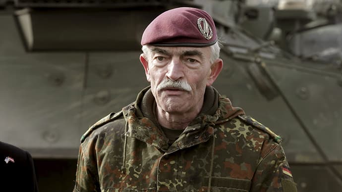 Generolo Hanso Lotaro Domrozo (Hans-Lothar Domrose), vadovausiančio pratyboms, teigimu, negalima rinktis tik rytinės arba tik pietinės grėsmės, todėl NATO renkasi abi išsyk.