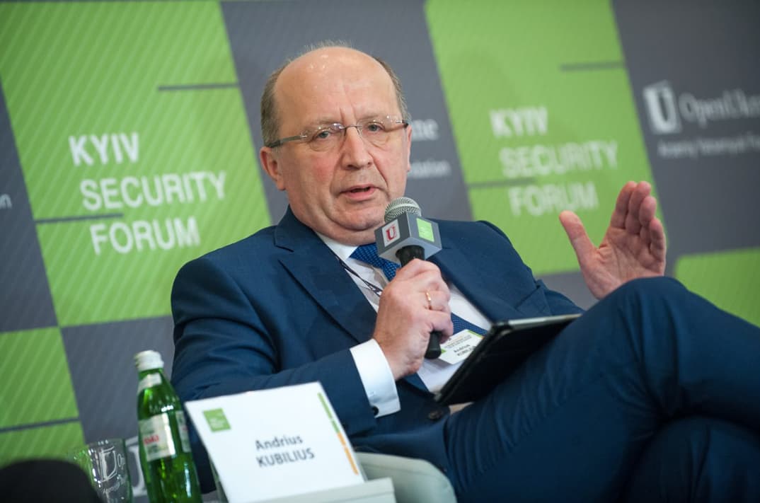 Pastaraisiais metais konservatorius A. Kubilius ir jo partija rūpinasi ne tik Lietuvos ir Europos Sąjungos saugumu, nuolatos demaskuoja Rusijos agentus, bet tuo pat metu rūpinasi ir Ukrainos kova už laisvę ir jos ekonominiu gerbūviu. Nuotr. ytimg.com
