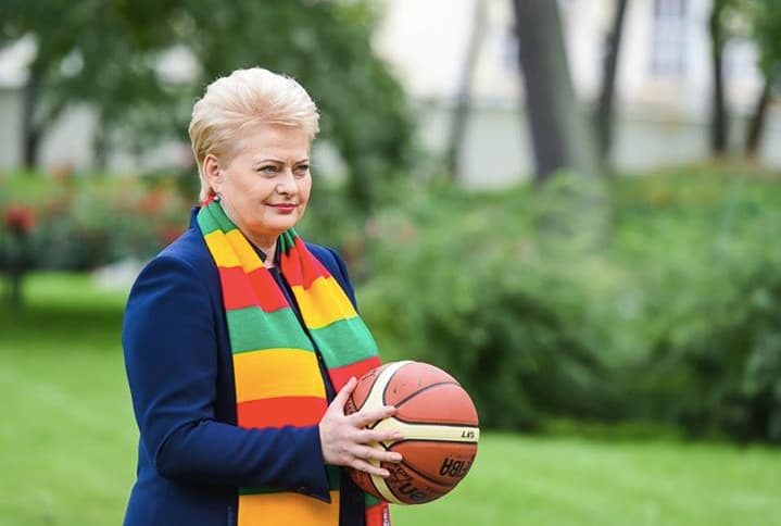 Vienoje naujausių savo fotosesijų prezidentė D. Grybauskaitė įsiamžino su krepšinio kamuoliu. Nuotr. facebook.com