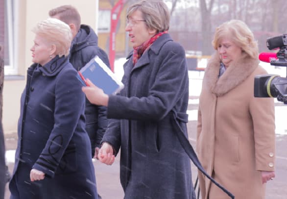 Prezidentė D. Grybauskaitė (kairėje) ir ministrė R. Šalaševičiūtė (dešinėje) apsilankymo Vaiko raidos centre š. m. sausio mėnesį. Nuotr. E.eu