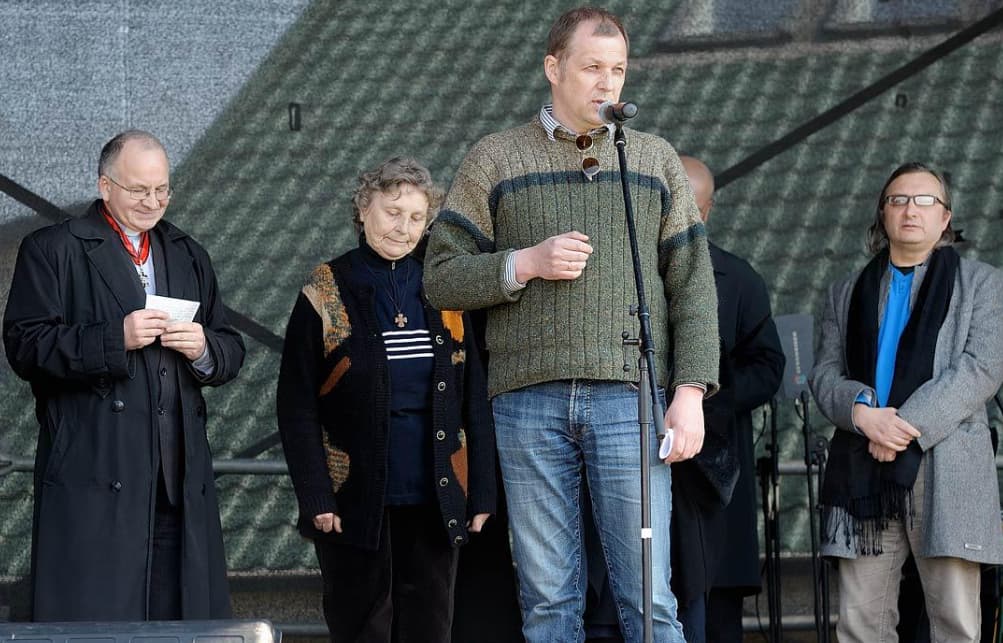 Pedofilijos ir žudymų istorija nepaliko abejingų daugelio garsių žmonių, kurie nepriklausomos Lietuvos žiniasklaidos buvo ir yra visomis išgalėmis marginalizuojami. Nuotraukoje vienas iš renginių, vykusių Kedžių namo kieme dar iki beprecedentės mergaitės išlaisvinimo operacijos. Nuotr. facebook.com