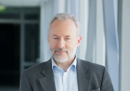 Šmeižtas, „knaisiojimasis praeityje“, ar diskusija?