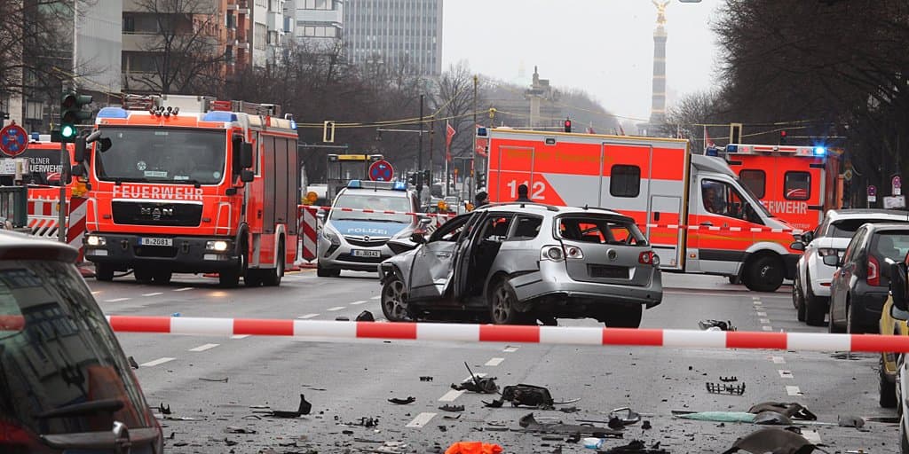Berlyno centre sprogo automobilis, kuriame buvo bomba